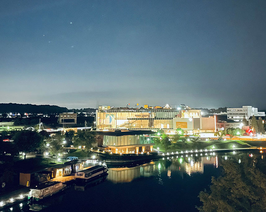 秋夜の富山県美術館