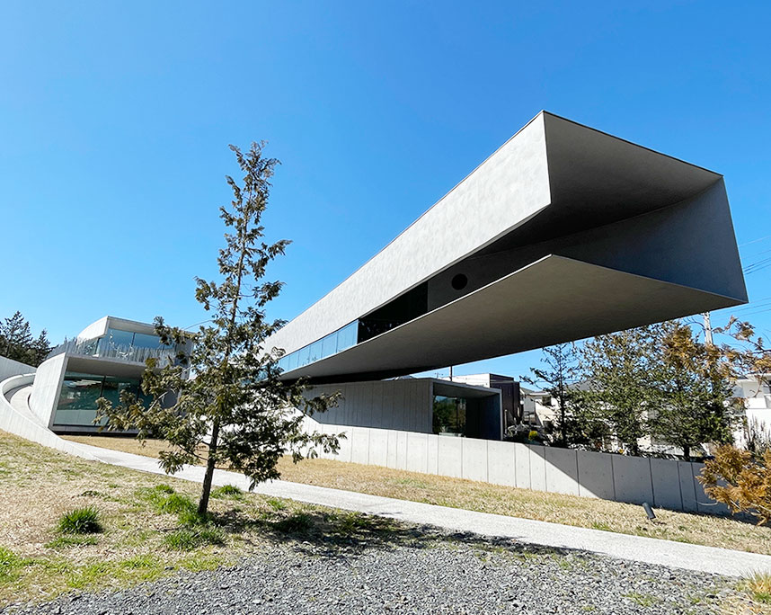 斬新な建築の写実専門美術館