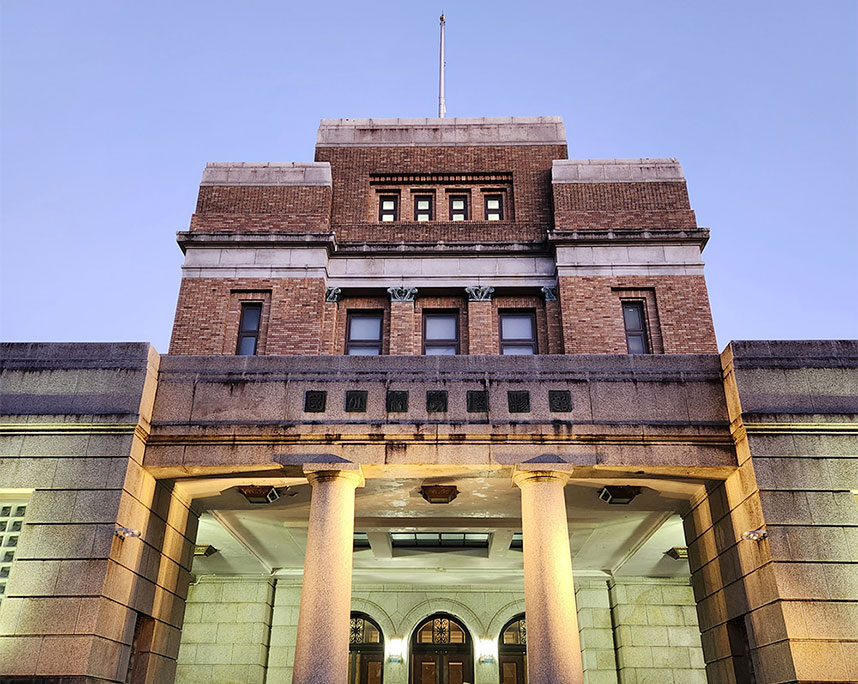 夕月と国立科学博物館