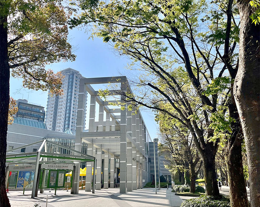 新緑映える名古屋市美術館
