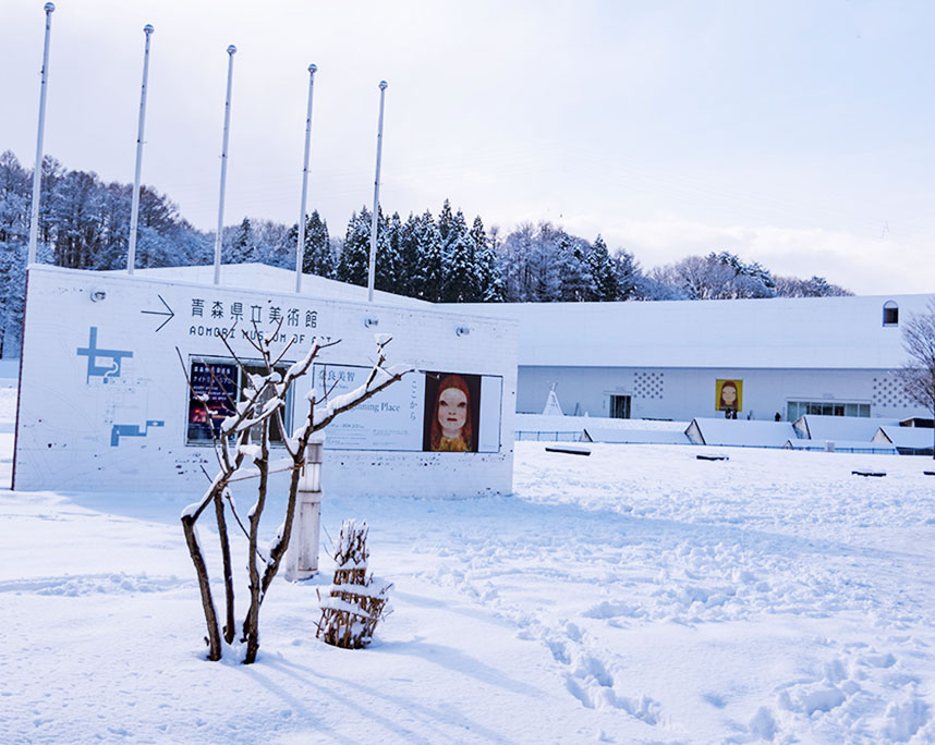 雪の中の青森県立美術館