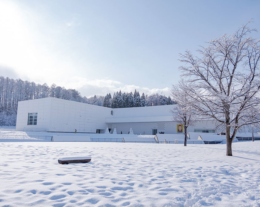 雪の中の青森県立美術館