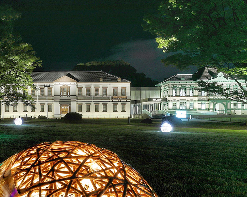 夜に輝く国立工芸館