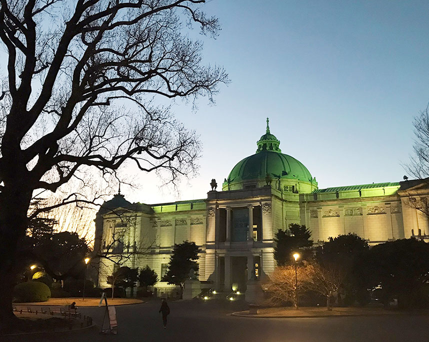夕暮れの表慶館