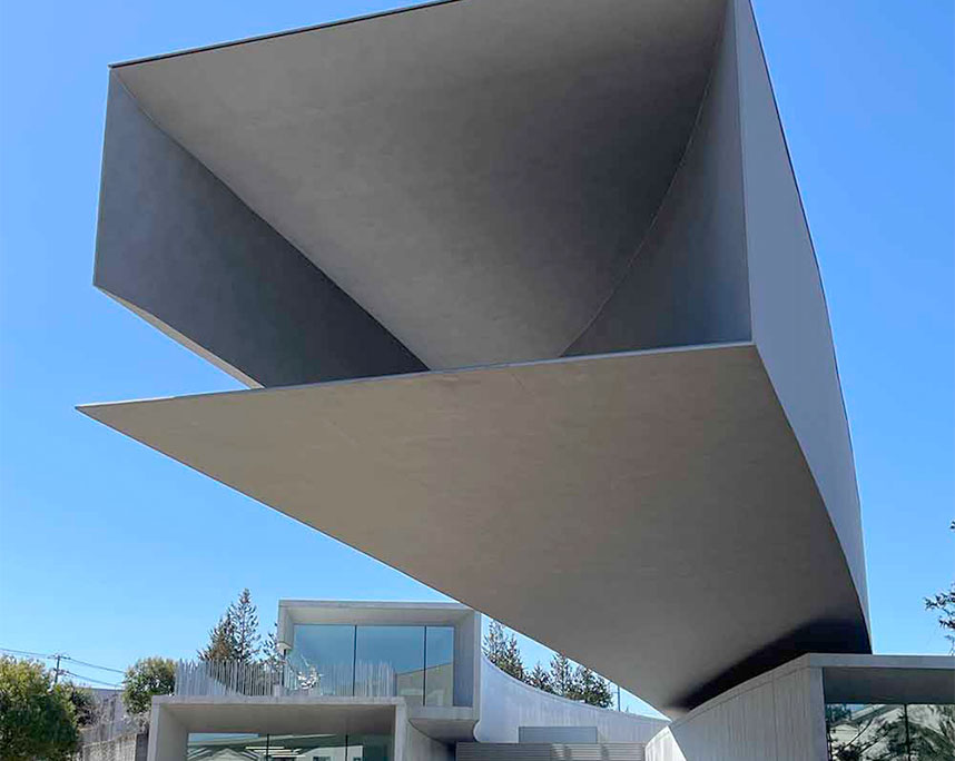 斬新な建築の写実専門美術館